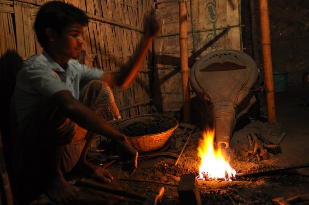 A_blacksmith_in_Bangladesh